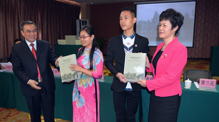 我校學(xué)生代表接受贈(zèng)書(shū)1.jpg