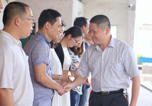 圖一 李仲良校長為獲得“優(yōu)秀班主任”榮譽稱號的教職工頒發(fā)獎狀.jpg