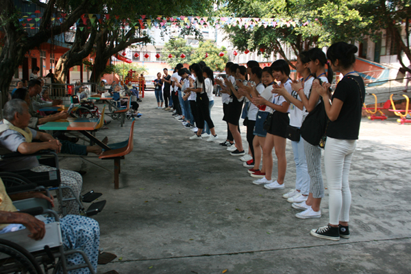 圖二 志愿者們?yōu)槔先搜莩枨?JPG