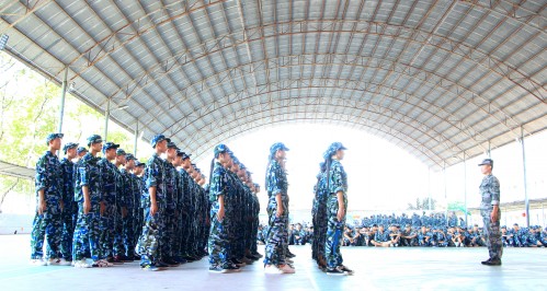 圖二 2016級(jí)新生進(jìn)行隊(duì)列展示_conew1.jpg