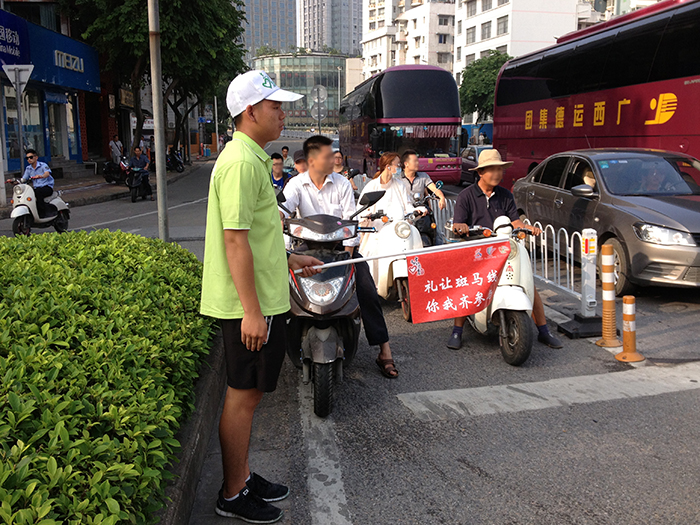 圖一 我校志愿者在認(rèn)真站崗.JPG