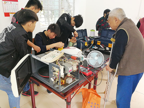 圖二 志愿者們?cè)诰S修家電.jpg