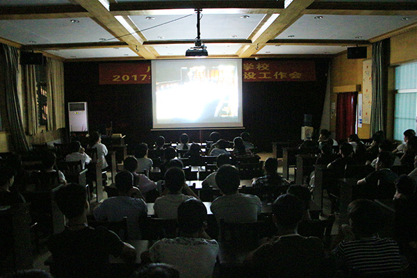 圖二 團(tuán)干部觀看電影《我的1919》.JPG