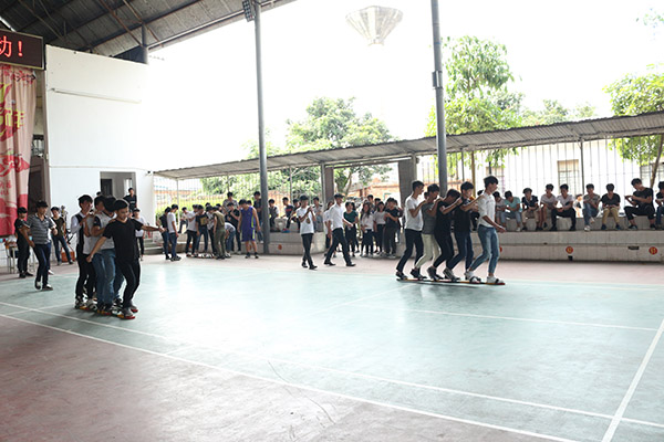 圖四 板鞋接力比賽.jpg