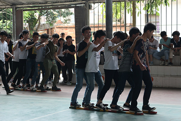 圖三 板鞋接力比賽.jpg