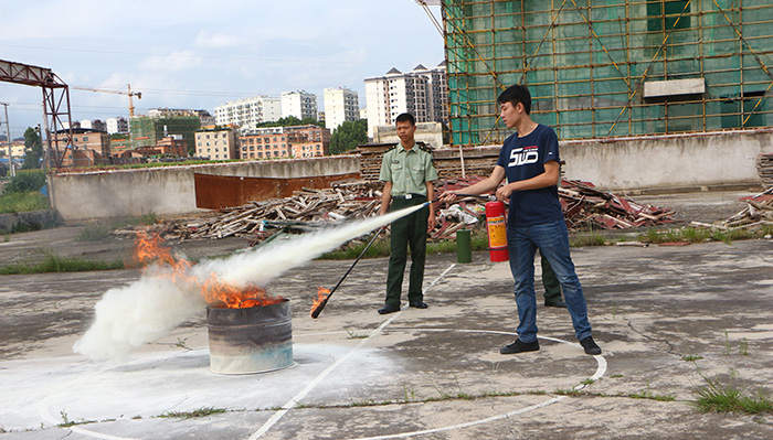 圖四 學生練習使用滅火器.JPG