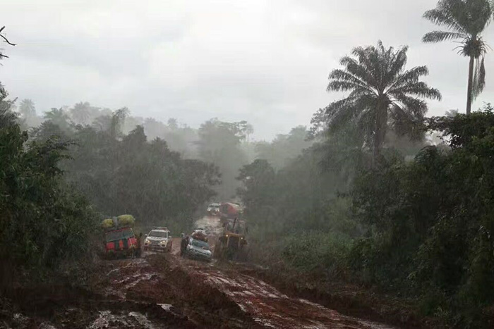1葉升同學(xué)負責(zé)保障的聯(lián)合國車輛(圖中白色車輛)可靠地行駛在利比里亞極端惡劣的道路環(huán)境中.jpg