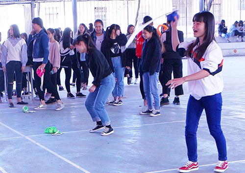 圖三 拋繡球比賽.JPG