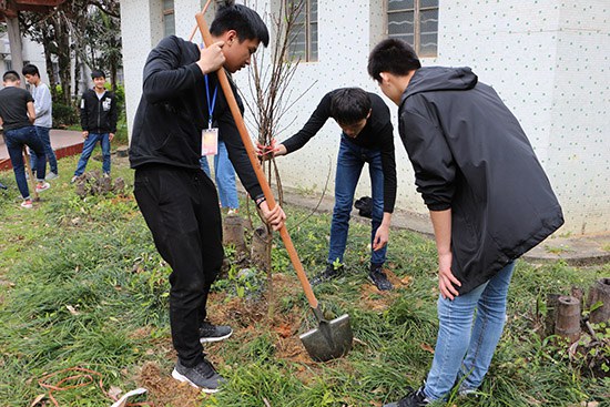 圖二 學(xué)生志愿者植樹_1.jpg