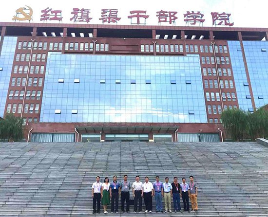 黨員教師在紅旗渠干部學(xué)院合影_1.jpg