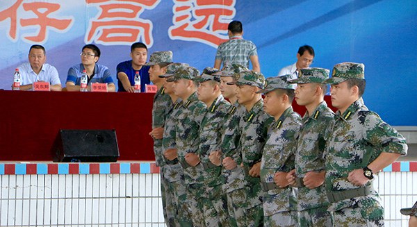 圖6 教官進(jìn)行列隊(duì)示范.jpg