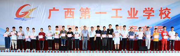 圖7 校領(lǐng)導(dǎo)與班級助理合影.jpg