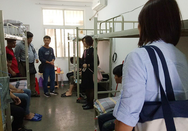 到宿舍看望學(xué)生3.jpg