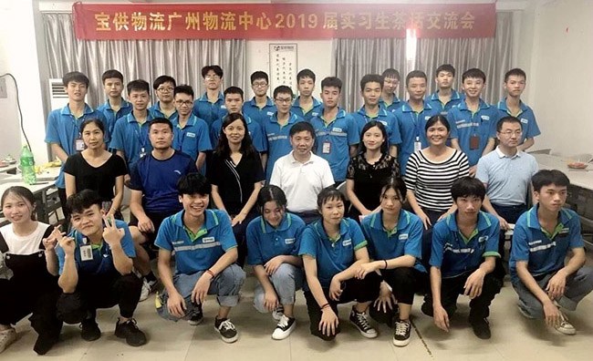 陳瑞強副校長在寶供物流廣州物流中心與實習生合影.jpg