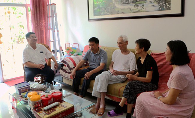 1568105568328212.jpg 張海林書(shū)記(左一)看望慰問(wèn)原副校長(zhǎng)吳超(陸紅文攝).jpg