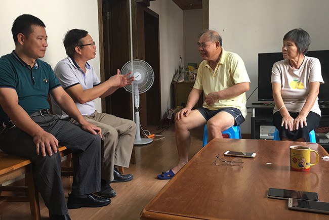 1568105590606165.jpg 黃杰品校長(zhǎng)(左二)看望慰問(wèn)原副校長(zhǎng)江文寶(韋少寒?dāng)z).JPG