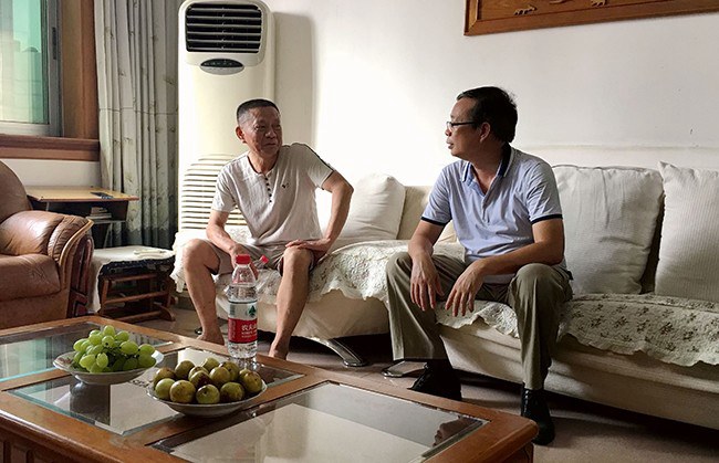 1568105606580915.jpg 黃杰品校長(zhǎng)(右一)看望慰問(wèn)原副校長(zhǎng)勞宇(韋少寒?dāng)z).jpg