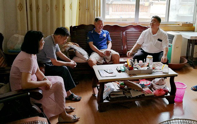 1568105623984501.jpg 張海林書(shū)記(右一)看望慰問(wèn)退休教師(陸紅文攝).jpg