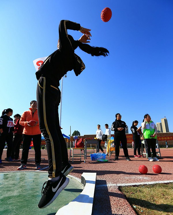 運(yùn)動(dòng)員在進(jìn)行后拋實(shí)心球比賽.jpg