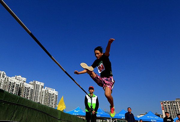 運(yùn)動(dòng)員在進(jìn)行跳高比賽.jpg