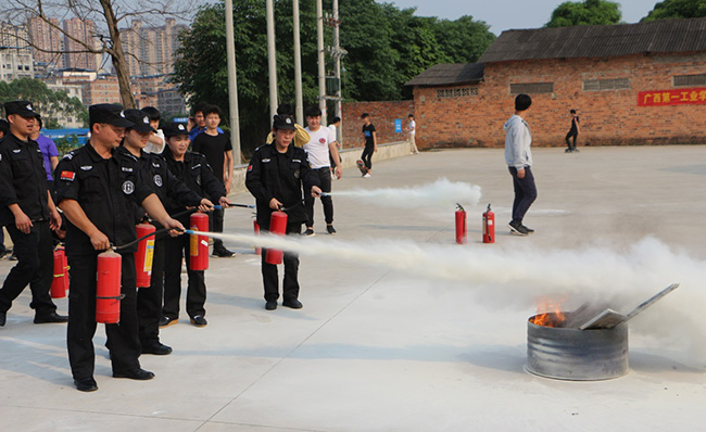 校安保人員在進(jìn)行滅火實(shí)操演練.jpg