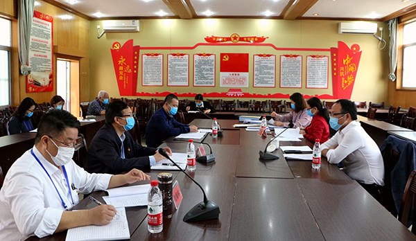 黃杰品校長、張海林書記向黃欣波主任匯報開學(xué)防疫工作.jpg