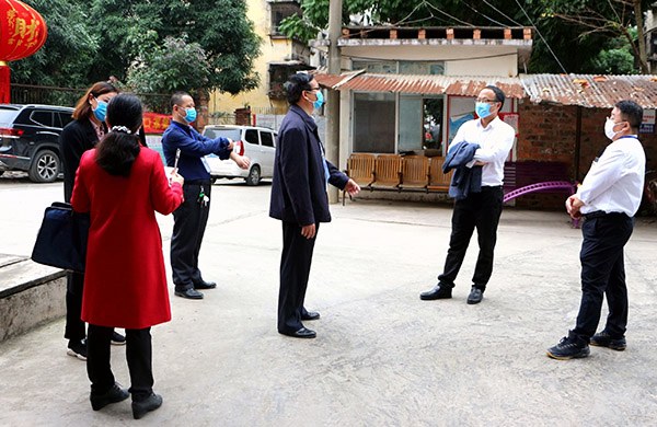 黃欣波主任到職工生活區(qū)檢查疫情防控工作.jpg