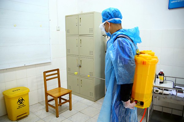 8.發(fā)熱學(xué)生被救護(hù)車接走后消毒人員立即對醫(yī)務(wù)室進(jìn)行消毒.JPG