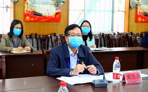 黃杰品校長向廳領(lǐng)導(dǎo)匯報工作.JPG
