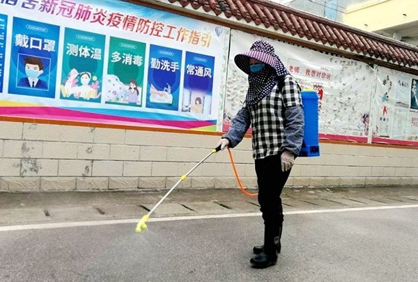 1585038105957751.jpg 保潔員對校道進(jìn)行消毒.jpg