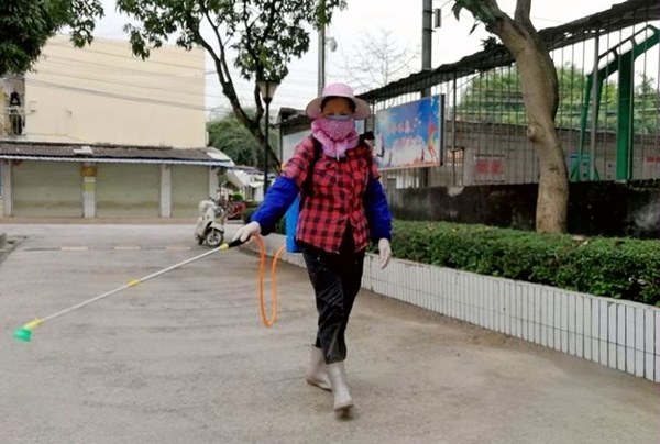 1585039341572341.jpg 保潔員對校園公共區(qū)域進(jìn)行消毒.jpg