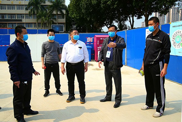 黃杰品校長(zhǎng)、張海林書記、李健副校長(zhǎng)到現(xiàn)場(chǎng)指揮演練.jpg