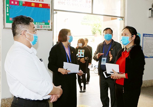 黃紅副處長(zhǎng)一行到學(xué)校飯?zhí)眠M(jìn)行檢查.jpg
