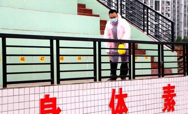 對(duì)運(yùn)動(dòng)場(chǎng)進(jìn)行消毒.jpg