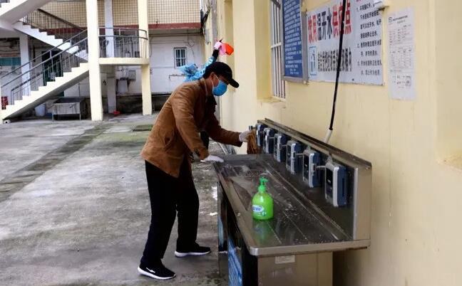 對(duì)飲水點(diǎn)進(jìn)行清潔消毒.jpg