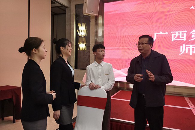 1589531700220749.jpg 1.校長黃杰品到愛樂國際酒店與學(xué)生親切交流.jpg