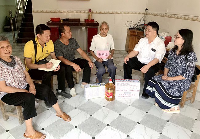 1591069070144029.jpg 張海林書記(右二)走訪慰問幫扶對象.jpg