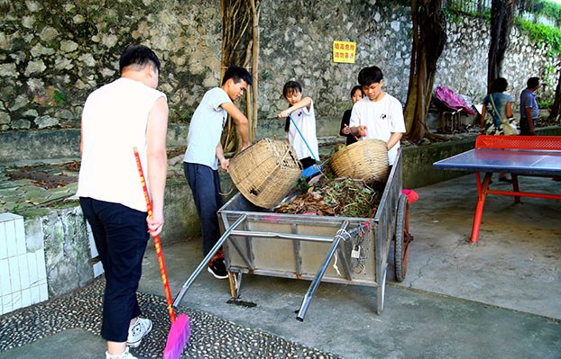 學生志愿者打掃衛(wèi)生.JPG