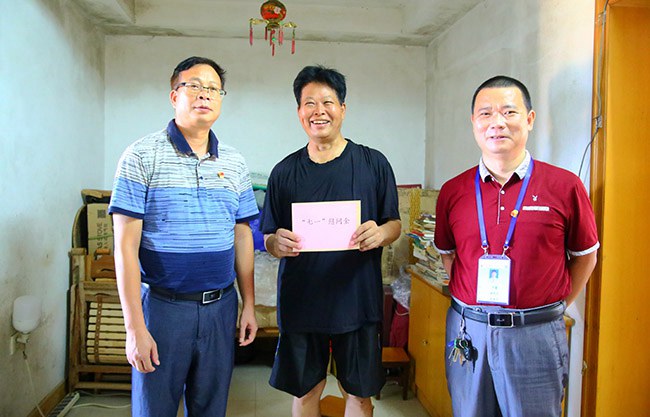 1593482817438694.jpg 校領(lǐng)導(dǎo)在退休老黨員蘭英昌家中進(jìn)行慰問.JPG