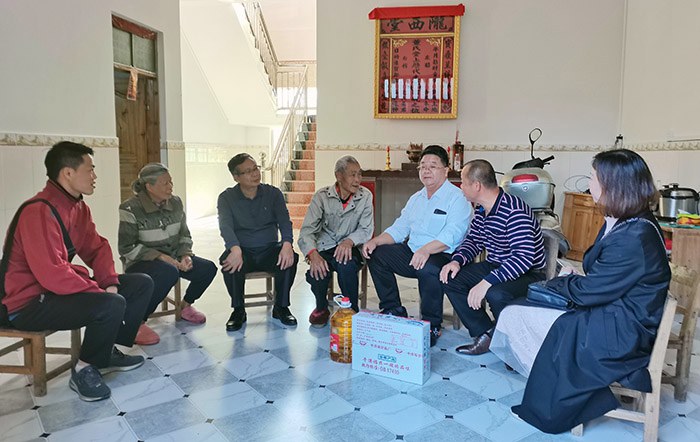 校領(lǐng)導(dǎo)走訪(fǎng)慰問(wèn)貧困戶(hù) (2).jpg