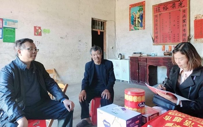 校領(lǐng)導(dǎo)走訪(fǎng)慰問(wèn)貧困戶(hù)（1）.jpg