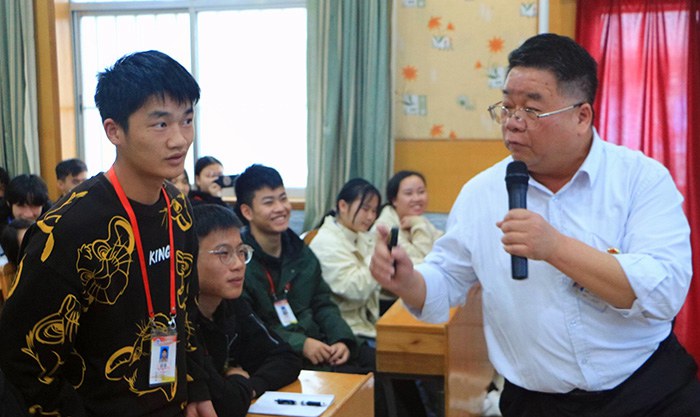 02-張海林書記（右一）與學(xué)生互動(dòng).JPG
