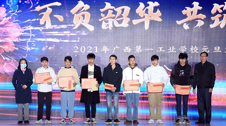 校長(zhǎng)黃杰品（右一）、華顯光電技術(shù)（惠州）有限公司 人力資源部經(jīng)理肖麗珍（左一）為獲獎(jiǎng)學(xué)生頒獎(jiǎng).JPG