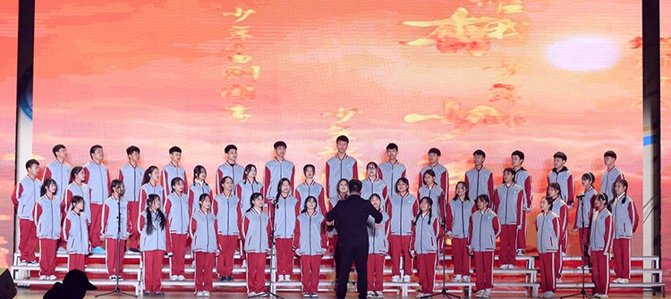 學(xué)生合唱《少年中國(guó)說(shuō)》.JPG