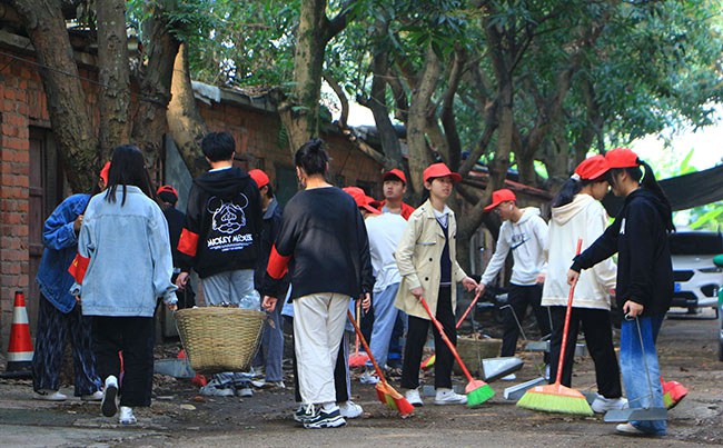 06-3月13日上午，我校組織團員青年聯(lián)合興東街道將橋社區(qū)在興寧區(qū)長罡路三里一巷開展了學(xué)雷鋒大掃除活動。.JPG
