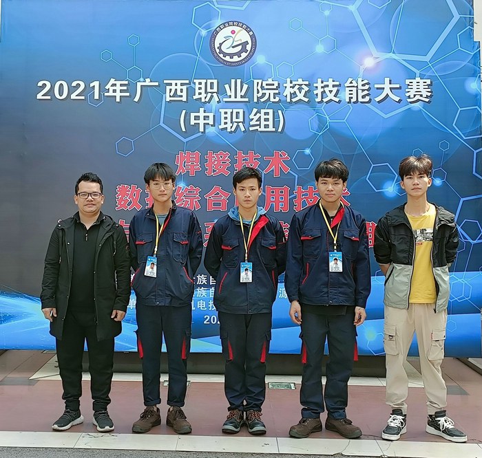 覃業(yè)彬老師（左一）、楊志文老師（右一）指導(dǎo)的黃建達(dá)（左二）、廖文富（中間）、黎學(xué)軍（右二）三位學(xué)生獲得和參加數(shù)控綜合應(yīng)用技術(shù)項(xiàng)目二等獎(jiǎng).jpg