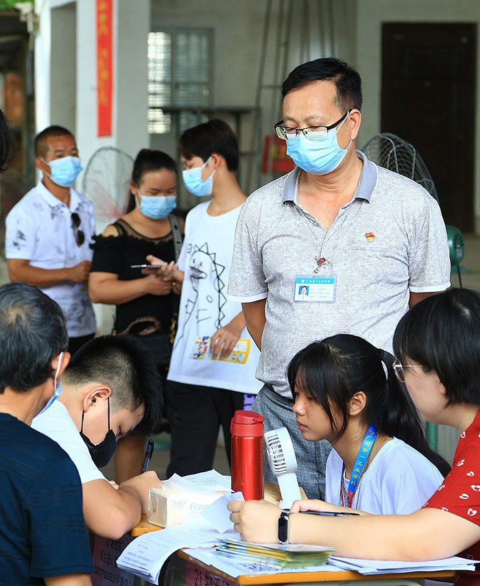 學校領導到場指導迎新工作（黃杰品校長 右三）.jpg