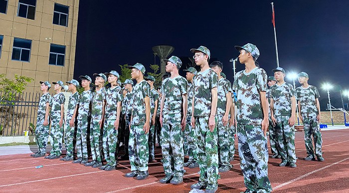 1631093729874466.jpg 夜幕下的“小戰(zhàn)士”.jpg