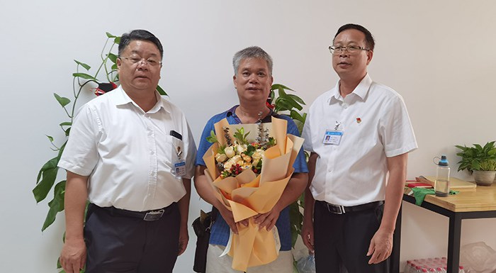 校長黃杰品、黨委書記張海林為老教師辛桂福送上鮮花與慰問.jpg