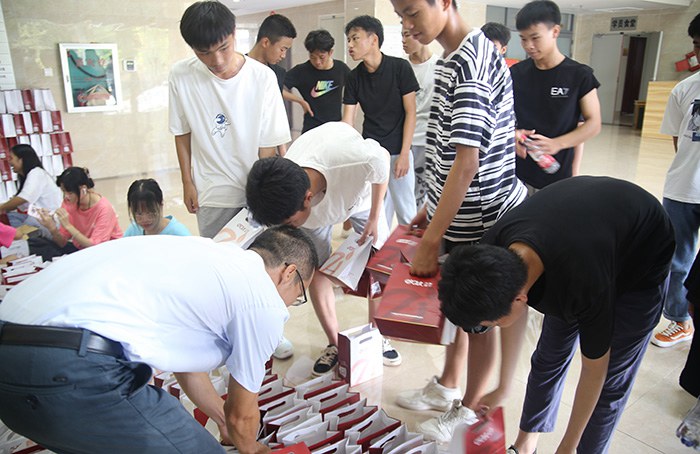 1632047211154343.jpg 熱鬧的發(fā)放現(xiàn)場.JPG